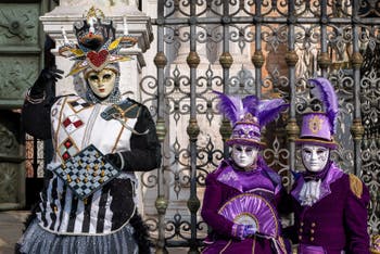 I figuranti del carnevale di Venezia davanti all'Arsenale di Venezia