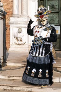 I figuranti del carnevale di Venezia davanti all'Arsenale di Venezia