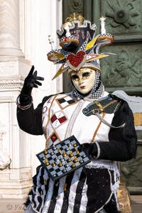 I figuranti del carnevale di Venezia davanti all'Arsenale di Venezia