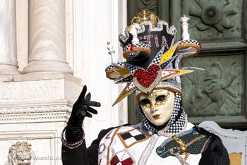 I figuranti del carnevale di Venezia davanti all'Arsenale di Venezia