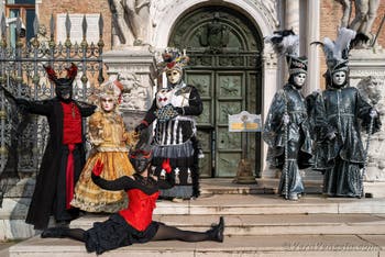 I figuranti del carnevale di Venezia davanti all'Arsenale di Venezia