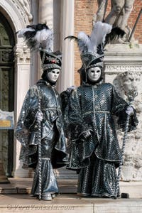 I figuranti del carnevale di Venezia davanti all'Arsenale di Venezia