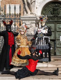 I figuranti del carnevale di Venezia davanti all'Arsenale di Venezia