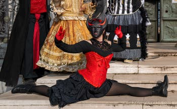 I figuranti del carnevale di Venezia davanti all'Arsenale di Venezia