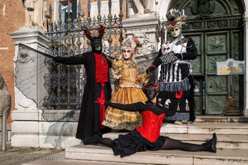 I figuranti del carnevale di Venezia davanti all'Arsenale di Venezia