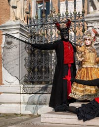 I figuranti del carnevale di Venezia davanti all'Arsenale di Venezia