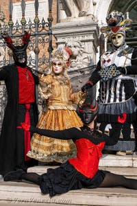 I figuranti del carnevale di Venezia davanti all'Arsenale di Venezia