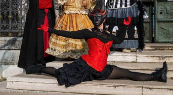 I figuranti del carnevale di Venezia davanti all'Arsenale di Venezia