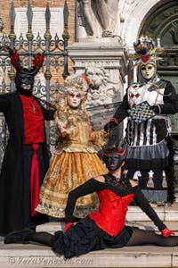 I figuranti del carnevale di Venezia davanti all'Arsenale di Venezia