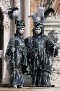 I figuranti del carnevale di Venezia davanti all'Arsenale di Venezia