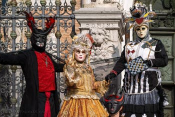 I figuranti del carnevale di Venezia davanti all'Arsenale di Venezia