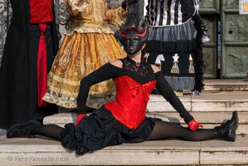 I figuranti del carnevale di Venezia davanti all'Arsenale di Venezia