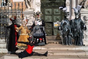 I figuranti del carnevale di Venezia davanti all'Arsenale di Venezia