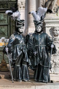 I figuranti del carnevale di Venezia davanti all'Arsenale di Venezia