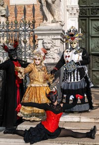 I figuranti del carnevale di Venezia davanti all'Arsenale di Venezia