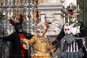 I figuranti del carnevale di Venezia davanti all'Arsenale di Venezia