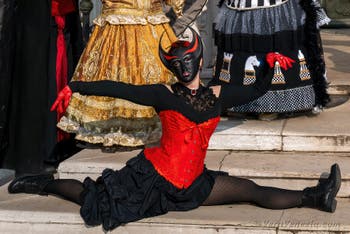 I figuranti del carnevale di Venezia davanti all'Arsenale di Venezia