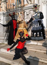 I figuranti del carnevale di Venezia davanti all'Arsenale di Venezia