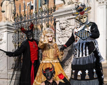 I figuranti del carnevale di Venezia davanti all'Arsenale di Venezia