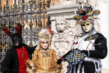 I figuranti del carnevale di Venezia davanti all'Arsenale di Venezia