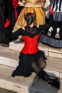 I figuranti del carnevale di Venezia davanti all'Arsenale di Venezia