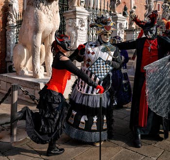 I figuranti del carnevale di Venezia davanti all'Arsenale di Venezia