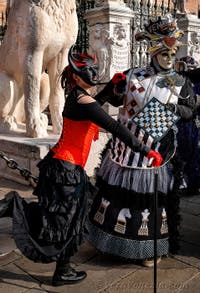 I figuranti del carnevale di Venezia davanti all'Arsenale di Venezia