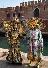 I figuranti del carnevale di Venezia davanti all'Arsenale di Venezia