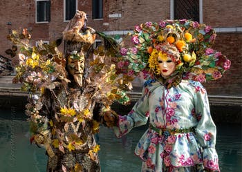 I figuranti del carnevale di Venezia davanti all'Arsenale di Venezia