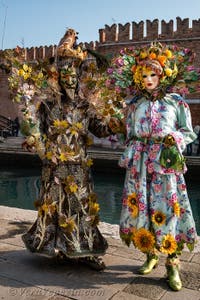 I figuranti del carnevale di Venezia davanti all'Arsenale di Venezia