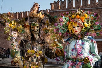 I figuranti del carnevale di Venezia davanti all'Arsenale di Venezia