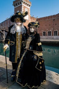 I figuranti del carnevale di Venezia davanti all'Arsenale di Venezia