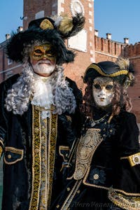 I figuranti del carnevale di Venezia davanti all'Arsenale di Venezia