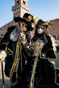 I figuranti del carnevale di Venezia davanti all'Arsenale di Venezia