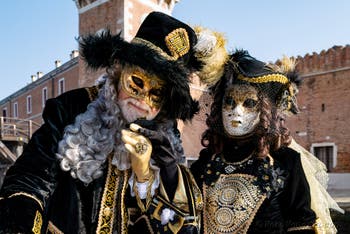 I figuranti del carnevale di Venezia davanti all'Arsenale di Venezia