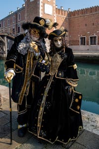 I figuranti del carnevale di Venezia davanti all'Arsenale di Venezia