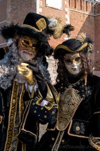 I figuranti del carnevale di Venezia davanti all'Arsenale di Venezia