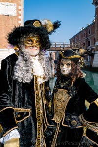 I figuranti del carnevale di Venezia davanti all'Arsenale di Venezia