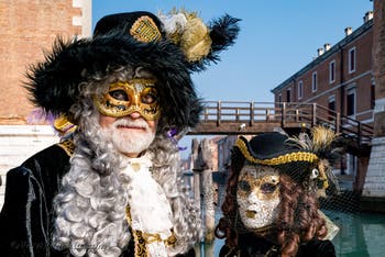 I figuranti del carnevale di Venezia davanti all'Arsenale di Venezia