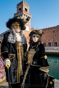 I figuranti del carnevale di Venezia davanti all'Arsenale di Venezia