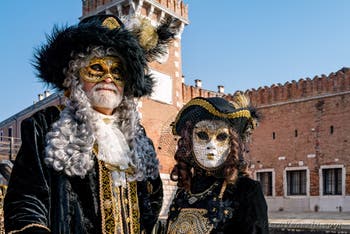 I figuranti del carnevale di Venezia davanti all'Arsenale di Venezia