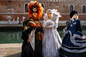 I figuranti del carnevale di Venezia davanti all'Arsenale di Venezia