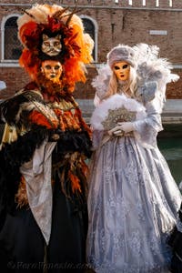 I figuranti del carnevale di Venezia davanti all'Arsenale di Venezia