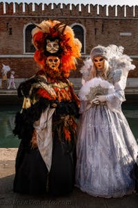 I figuranti del carnevale di Venezia davanti all'Arsenale di Venezia