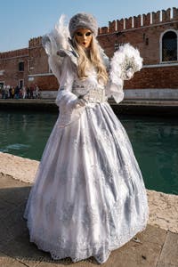 I figuranti del carnevale di Venezia davanti all'Arsenale di Venezia