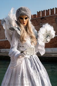 I figuranti del carnevale di Venezia davanti all'Arsenale di Venezia