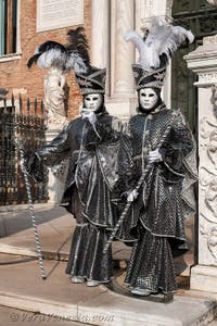 I figuranti del carnevale di Venezia davanti all'Arsenale di Venezia