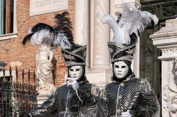 I figuranti del carnevale di Venezia davanti all'Arsenale di Venezia