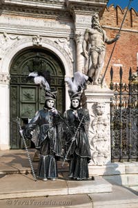 I figuranti del carnevale di Venezia davanti all'Arsenale di Venezia