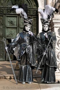 I figuranti del carnevale di Venezia davanti all'Arsenale di Venezia